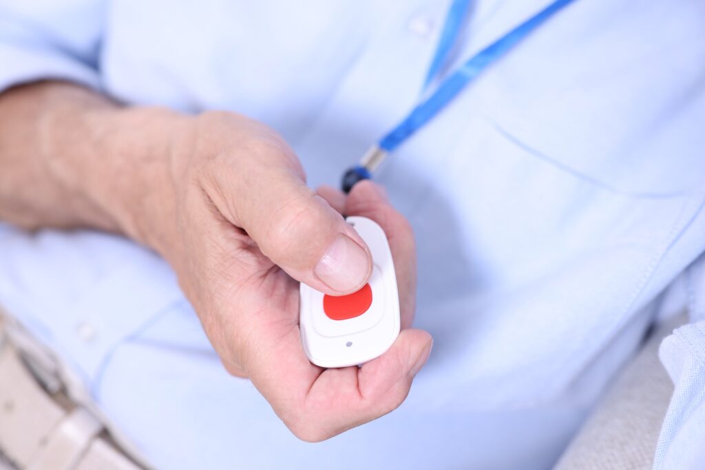 Bouton d’appel malade installé dans une chambre